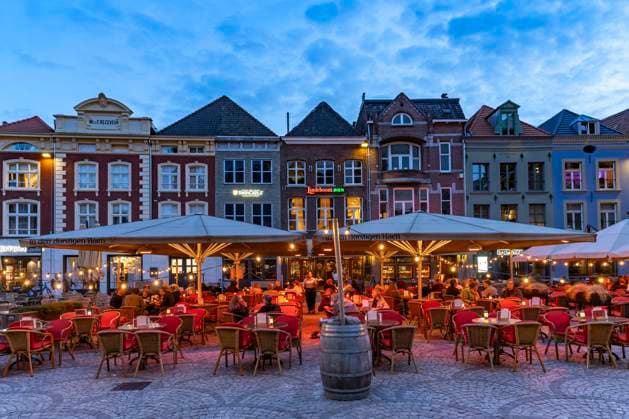 Venlo Marktplatz Restaurant auf dem Markt in der Abenddämmerung, Venlo, Niederlande Restaurant on market square at dusk, Venlo, Netherlands