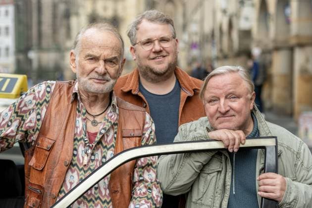 Fototermin während der Dreharbeiten zum Tatort Maskerade am 07. Oktober 2025. Von links nach rechts: Der Schauspieler Claus D. Clausnitzer (Rollenname Herbert Vaddern Thiel), der Schauspieler Björn Meyer (Rollenname Mirko Schrader), sowie der Schauspieler Axel Prahl (Rollenname Frank Thiel). Der Tatort Maskerade taucht das Münsteraner Ermittlerteam inklusive Rechtsmediziner Karl-Friedrich Boerne in den westfälischen Karneval ein. Münster Nordrhein-Westfalen Deutschland