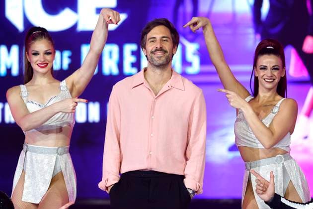 Sänger Max Giesinger mit Eiskunstläuferinnen beim Presscall zur neuen Show Holiday on Ice: Cinema of Dreams im Dock 1 in Köln. Köln, 08.10.2025 NRW Deutschland Copyright: xChristophxHardtx