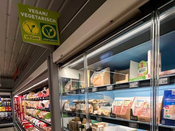 abb-Gruenes Hinweisschild mit der Aufschrift Vegan Vegetarisch am Kuehlregal beim Discounter Aldi Vegane Fleisch Wurst Fisch und Kaese abgebote 08.102025 in Hamburg - Das EU-Parlament hat dafuer gestimmt, dass Fleischersatzprodukte kuenftig nicht mehr Vegan Vegetarisch Burger, Schnitzel und Wurst heissen sollen. Bisher fehlt noch die Zustimmung der EU-Staaten.Aldi und Lidl wehren sich gegen ein Veggie-Namensverbot HH Deutschland