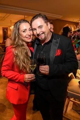 abb Uwe Herrmann mit Winnie auf der Aftershow Party bei der Welt Premiere der neuen Grand Show Blinded by delight im Friedrichstadt-Palast am 08.10.2025 in Berlin Berlin Deutschland