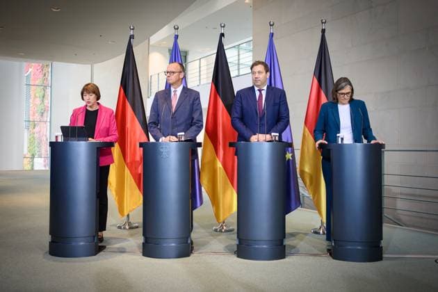 Berlin, Pressestatements Friedrich Merz, Lars Klingbeil, Hildegard Müller und Christiane Brenner Pressestatements Friedrich Merz, Lars Klingbeil, der Präsidentin des VDA, Hildegard Müller, und der 1. Vorsitzenden der IG Metall, Christiane Brenner am 09.10.2025 im Bundeskanzleramt in Berlin. Berlin Bundeskanzleramt Berlin Deutschland