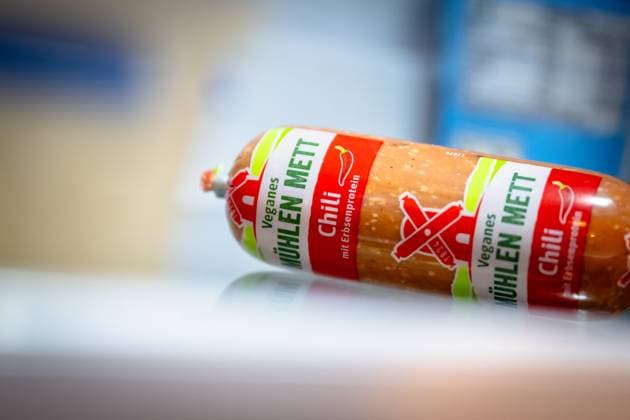 Debatte um Bezeichnungen veganer Fleischalternativen Symbolbild Oldenburg, Deutschland, 09.10.2025: Symbolfoto eines veganen Fleischersatzprodukts. Aktuell wird in Deutschland und der EU erneut über die Kennzeichnung und zulässige Bezeichnung pflanzlicher Alternativen zu Fleischprodukten diskutiert.