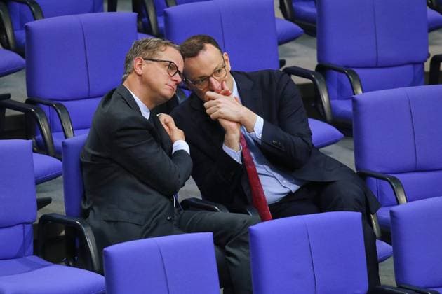 Berlin, Deutschland, 10.10.2025: Deutscher Bundestag: 32. Bundestagssitzung: Carsten Linnemann und Jens Spahn, beide CDU, im Gespräch Copyright: xdtsxNachrichtenagenturx dts_87434