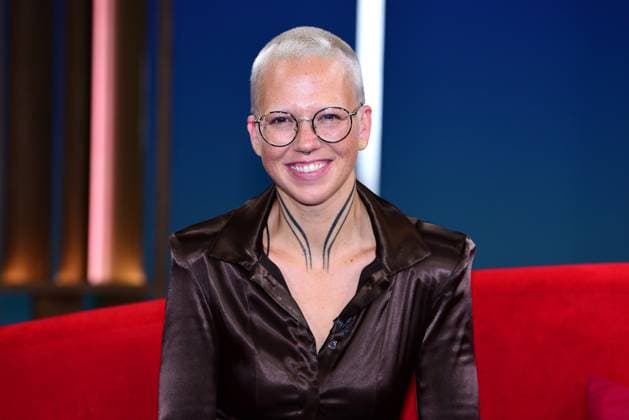 Stefanie Heinzmann zu Gast auf dem roten Sofa in der Sendung DAS! (NDR) am 27.06.2025 in Hamburg Laura Karasek zu Gast in der Sendung DAS! (NDR) in Hamburg