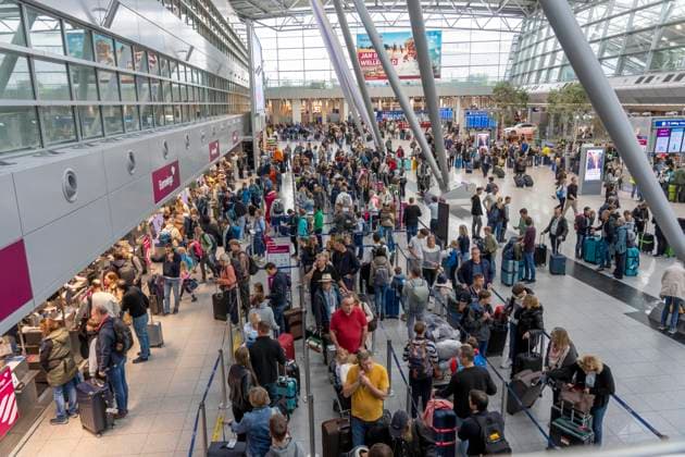 Volle Abfertigungshalle, Warteschlangen, Terminal B, viele Tausend Menschen starten am ersten Tag der NRW Herbstferien in der Urlaub, am Flughafen Düsseldorf, die Wartezeiten hielten sich aber in Grenzen, trotz des großen Ansturm, NRW, Deutschland Ferienstart DUS
