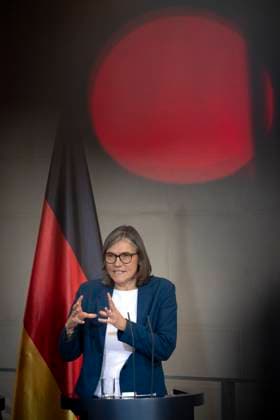 Christiane Benner, IG Metall - Autogipfel DEU, Deutschland, Germany, Allemande, Berlin, 09.10.2025 Christiane Benner , Vorsitzende der Industriegewerkschaft IG Metall waehrend der Pressekonferenz nach dem sog. Autogipfel zur Zukunft der deutschen Wirtschaft und der Autoindustrie mit Vertretern der Automobilindustrie und Gewerkschaften im Kanzleramt in Berlin Deutschland en: Christiane Benner , Chairwoman of the industrial union IG Metal during the press conference after the so-called Auto Summit on the future of the German economy and the car industry with representatives of the automotive industry and trade unions in the Chancellery in Berlin Germany