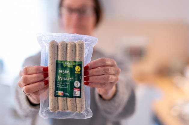 Vegane Bratwurst Symbolfoto zur EU-Debatte um Bezeichnungen pflanzlicher Fleischalternativen 12.10.25, Selters: Symbolfoto, Illustrationsbild, Symbolbild, Illustrationsfoto, Alltagsszene Eine Person hält eine Verpackung Vegane Bratwurst der Marke Vemondo in den Händen. Der Hintergrund ist unscharf, der Fokus liegt auf dem Produkt. Das Bild steht sinnbildlich für die Diskussion über die Verwendung traditioneller Fleischbegriffe wie Bratwurst oder Schnitzel für pflanzliche Produkte in der Europäischen Union. Symbolfoto zu Themen wie Lebensmittelkennzeichnung, Verbraucherinformation, Nachhaltigkeit und der rechtlichen Einordnung veganer Fleischalternativen im Handel. Selters Hessen Deutschland Copyright: xThorstenxWagnerx