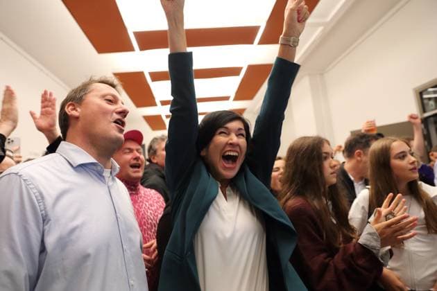 Noosha Aubel (parteilos) und Lebensgefährte Sascha Krämer (parteilos) auf der Wahlparty von Noosha Aubel im Frauenzentrum am Wahlabend der Stichwahl für die Oberbürgermeisterwahl in Potsdam, 12. Oktober 2025. Noosha Aubel gewinnt die Wahl zur Oberbürgermeisterin in Potsdam