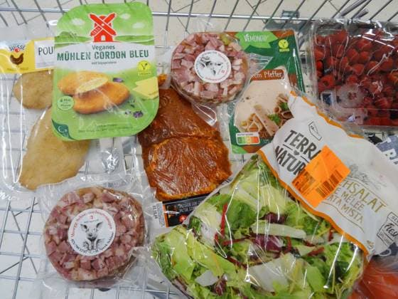 13.10.2025 Schweiz, EU-Parlament will Namen wie Veggie-Wurst,Steak und Schnitzel verbieten. Bild: Rechts Steak (Fleisch) - Vegetarische Muehlen Cordon Bleu (Kein Fleisch)