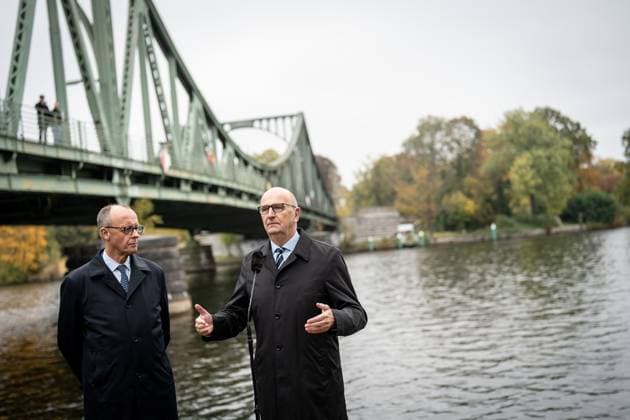Bundeskanzler Friedrich Merz an der Glienicker Brücke in Potsdam, mit Dietmar Woidke, Ministerpräsident des Landes Brandenburg;Antrittsbesuch des Bundeskanzlers im Bundesland Brandenburg -, Potsdam Brandenburg Deutschland Fröbel-Kindergarten Am Filmpark