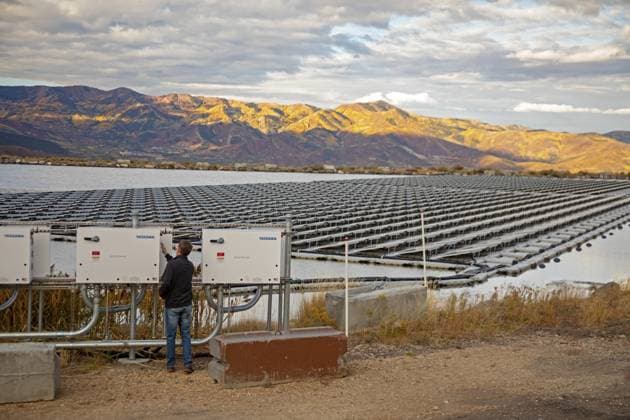 Park City, Utah Schwimmende Solarzellen liefern Strom für Mountain Regional Water. Die Solaranlage befindet sich auf dem Rohwasserspeicherteich der Signal Hill Treatment Plant des Wasserversorgers. Chris Braun überprüft den Wechselrichter, der Gleichstrom in Wechselstrom umwandelt Park City, Utah - Floating solar panels provide power for Mountain Regional Water. The solar array is on the raw water storage pond at the water utility s Signal Hill Treatment Plant. Chris Braun checks the inverter, which converts DC power to AC Copyright: imageBROKER JimxWest ibljiw15292864.jpg