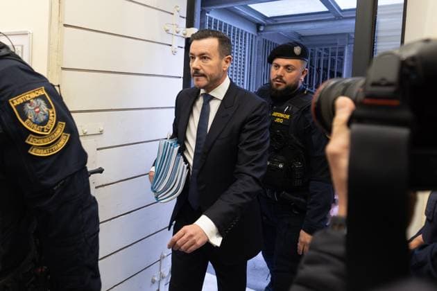 Innsbruck 15.10.2025, Landesgericht, Innsbruck, AUT, Fortsetzung Prozess gegen Signa Gründer Rene Benko, Anklage gegen den Signa-Gründer wegen des Vorwurfs der betrügerischen Krida, im Bild der Angeklagte Rene Benko the defendant Rene Benko before the trial against the founder of Signa on charges of fraudulent bankruptcy at the Landesgericht in Innsbruck, Austria on 2025 10 15. -Pressefoto Expa Groder