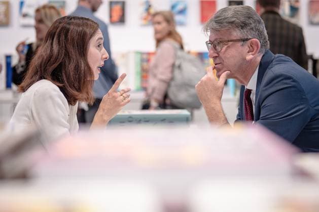 Kulturstaatsminister Wolfram Weimer am Ausstellungsstand vom Taschen Verlag im Gespräch mit der Verlegerin Marlene Taschen;Kulturstaatsminister Wolfram Weimer auf der Frankfurter Buchmesse 2025, Frankfurt Hessen Deutschland Messegelände