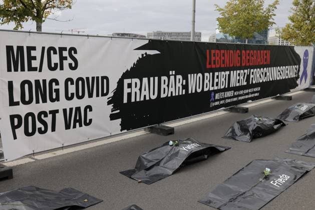 Deutschland, Berlin, ME CFS - lebendig begraben - wo bleibt die Forschungsdekade? Demonstration vor dem Bundesministerium für Forschung, Technologie und Raumfahrt (BMFTR)