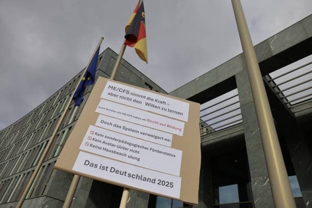Deutschland, Berlin, ME CFS - lebendig begraben - wo bleibt die Forschungsdekade? Demonstration vor dem Bundesministerium für Forschung, Technologie und Raumfahrt (BMFTR)