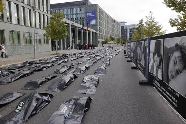 Deutschland, Berlin, ME CFS - lebendig begraben - wo bleibt die Forschungsdekade? Demonstration vor dem Bundesministerium für Forschung, Technologie und Raumfahrt (BMFTR)