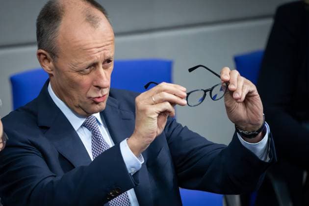 News Bilder des Tages Deutscher Bundestag, 34. Plenarsitzung Bundeskanzler Friedrich Merz (CDU) ueberprueft seine Brille im Vorfeld der 34. Sitzung des Deutschen Bundestag in Berlin, 16.10.2025 Berlin Berlin Deutschland