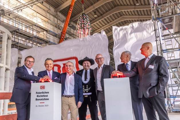 Bahnhof der Zukunft: Bahn feiert Richtfest am historischen Bonatzbau in Stuttgart. Von links Jens Borgschulte, Mitglied des Vorstands Ed. Züblin AG, Dr. Frank Nopper, OB Stuttgart, Ralf Thieme, Vorstand Personenbahnhöfe DB InfraGO AG, Oberpolier Steffen Kuder, Berthold Frieß, Ministerialdirektor im Verkehrsministerium BW, Bernhard Bauer, Vorsitzender Bahnprojekt Stuttgart Ulm, Olaf Drescher, Vorsitzender der Geschäftsführung der DB Projekt Stuttgart Ulm GmbH . 16.10.2025. Stuttgart, Baden-Württemberg, Deutschland