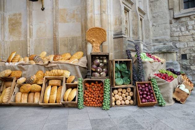 The National Harvest Festival Service. London, UK - 16 Oct 2025 A large variety of vegetables and bread seen displayed outside Westminster Abbey on World Food Day organised by Love British Food in collaboration with leading food distribution charities. London United Kingdom Copyright: xDinendraxHariax xSOPAxImagesx National_Harvest_Festival_038