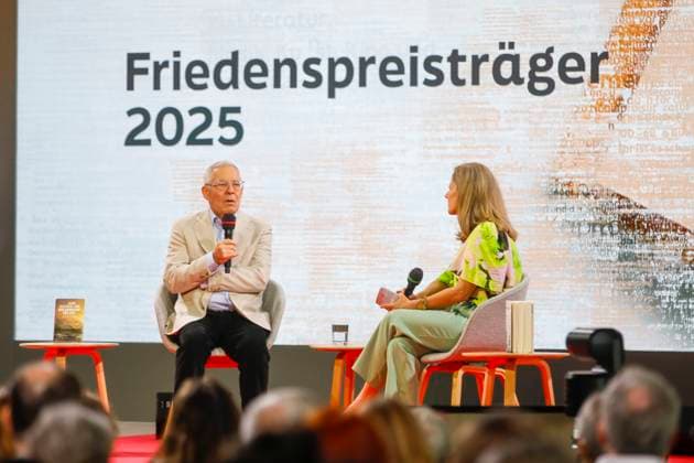 Frankfurter Buchmesse 2025 Frankfurt Main, 17.10.2025 Historiker Karl Schlögel, Friedenspreis des Deutschen Buchhandels 2025, auf der Bühne von ARD und ZDF bei der Frankfurter Buchmesse in Frankfurt Main Hessen Copyright: xMatthiasxGränzdörferx