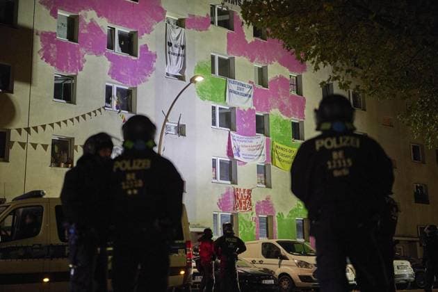 News Themen der Woche KW 43 Räumung Habersaathstraße ** NUR FÜR REDAKTIONELLE ZWECKE ** EDITORIAL USE ONLY **<p>Einsatzkräfte der Polizei gehen ins Haus Habersaathstraße 48 um gerichtliche Räumungsbeschlüsse zu vollstrecken. In dem Gebäude sollen neben ehemaligen Obdachlosen auch Hausbesetzer leben. Deutschland Berlin Berlin Copyright: JörgxCarstensen