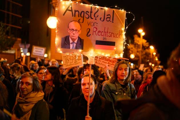 News Themen der Woche KW 43 Wir sind die Töchter Kundgebung in Berlin Nach den umstrittenen Stadtbild -Äußerungen von Bundeskanzler Friedrich Merz (CDU) haben am 21.10.2025 Tausende Menschen in vor der Parteizentrale der CDU in Berlin protestiert. Die Polizei sprach von ca. 2000, die Veranstalter von ca. 7500 Menschen. Zu der Veranstaltung unter dem Motto Feministische Kundgebung: Wir sind die Töchter hatte das Bündnis Zusammen gegen Rechts aufgerufen., Berlin Berlin Deutschland Charlottenburg-Wilmersdorf
