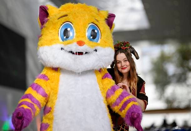 News Themen der Woche KW 43 Spielbotschafterin Mhaire Stritter (Mhaire) mit Maskottchen Meeps am 22.10.2025 Messe SPIEL Essen vom 23.10 - 26.10.2025 in E s s e n Deutschland. Messe