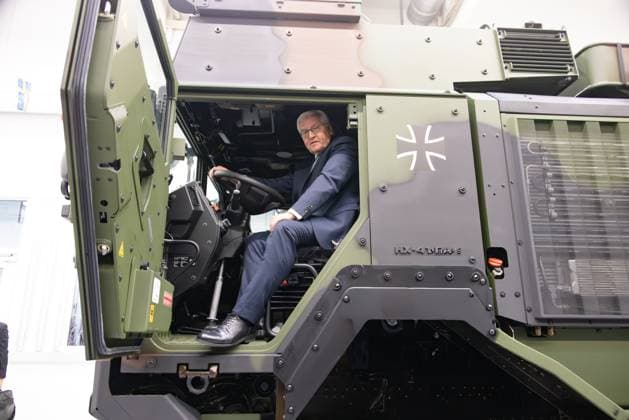 Steinmeier Wien Rheinmetall 22.10.2025,Austria, Wien, Staatsbesuch des Bundespraesidenten in Oesterreich, Frank-Walter Steinmeier und Ehefrau Elke Buedenbender beim Staatsbesuch hier Besuch bei RHEINMETALL AG Östsrreich mit Vorstand Rheinmetal Armin Papperger , Rheinmetall Armee Military, 680 PS Truck, Â Wien Wien Austria