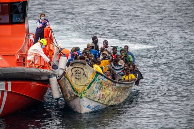 News Themen der Woche KW 43 News Bilder des Tages 73 migrants arrive to El Hierro in a cayuco, after five days of crossing from Senegal Salvamento marítimo finds a cayuco with 73 people, before arriving at the dock of La Restinga, October 24, 2025, on the island of El Hierro, Canary Islands Spain A cayuco with 73 men arrived at noon at the dock of La Restinga, The boat, escorted by the Salvamar Navia , was detected eight miles south of the island The migrants reported having sailed for five days from Senegal 24 OCTOBER 2025 BLACK RACIALIZED MIGRANTS IMMIGRANTS IMMIGRANTS El Hierro, Canary Islands El Hierro, Canary Islands Spain Copyright: xAntonioxSemperex 7053060