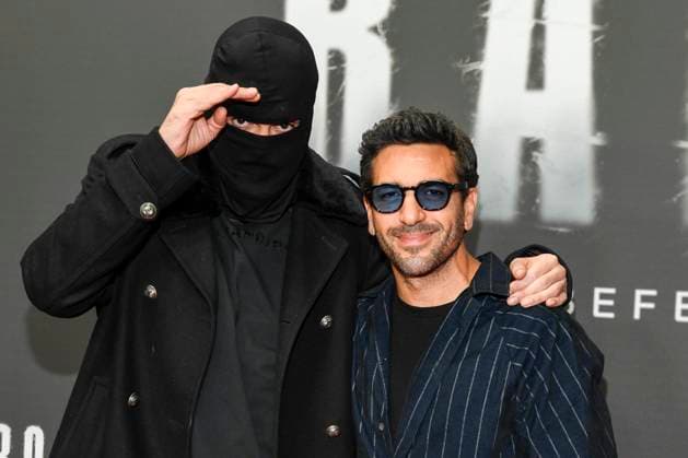 Entertainment Themen der Woche KW43 abb Haftbefehl- Aykut Anhan mit Sturmhaube und Elyas M Barek zu Gast auf dem roten Teppich des Special Screening Event dem Netflix Doku Highlight Babo Die Haftbefehl Story in der Astor Film Lounge am 24.10.2025in Berlin Berlin Deutschland