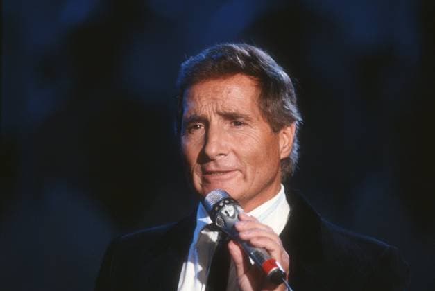 Freddy Quinn (Sänger) 02 89 hör Freddy Quinn im Februar 1989 Österreich österreichisch österreichischer Österreicher Mann TV Fernsehen Fernsehsendung Schlagersänger Schauspieler Gesang Schlager Film Musiker Seemannslieder Theater austrian singer actor quer Porträt singend sprechend Mikrofon haltend