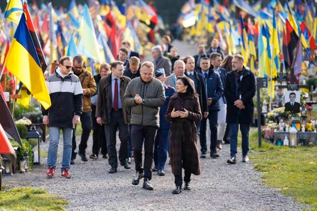 News Themen der Woche KW 43 News Bilder des Tages Katherina Reiche (CDU), Bundesministerin fuer Wirtschaft und Energie, reist in die Ukraine. Hier beim Besuch des Gedenkortes Friedhof der gefallenen Soldatinnen und Soldaten Marsfeld, in Begleitung des Buergermeisters der Stadt Lwiw, Andrii Sadowyi . Liwiw, 26.10.2025. Fotografiert im Auftrag des BMWE Liwiw Ukraine Copyright: xThomasxImo BMWEx