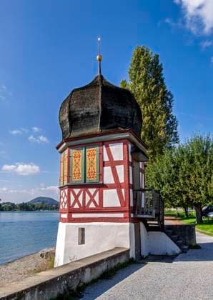Kleiner historischer Turm Zwiebeltürmchen am Rheinufer in Stein am Rhein, Kanton Schaffhausen, Schweiz, Europa Kleiner historischer Turm Zwiebeltürmchen am Rheinufer in Stein am Rhein, Kanton Schaffhausen, Schweiz