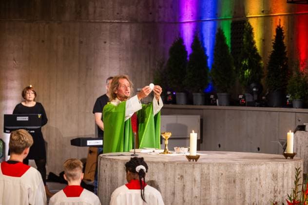 News Themen der Woche KW 43 Erstmals ist am Sonntag (26.10.2025) ein katholischer queerer TV-Gottesdienst vom ZDF uebertragen worden. Vorbereitet wurde der Gottesdienst von der Queergemeinde Muenster, die zu den aeltesten ihrer Art in Deutschland gehoert. Die Messe in der Kirche St. Anna in Muenster-Mecklenbeck feierte Pfarrer Karsten Weidisch (Mitte, Foto von der Generalprobe am 25.10.2025). (Siehe epd-Meldung vom 26.10.2025) EDITORIAL USE ONLY