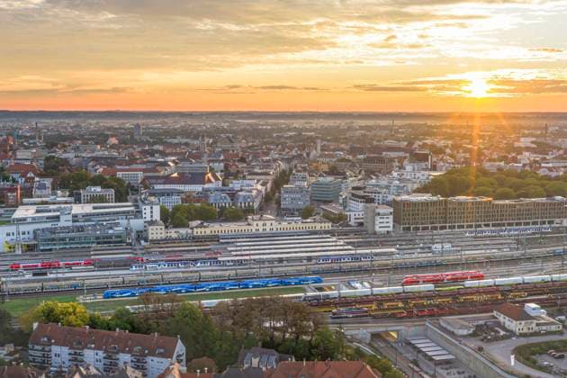 Herrlicher Sonnenaufgang im Spätsommer über Augsburg in Bayerisch-Schwaben Ausblick auf das morgendliche Augsburg rund um die Wertach-Auen Augsburg Thelottviertel Bayern Deutschland Copyright: xmultimaps360 Rochaux 20250920_A-Thelottviertel_m08