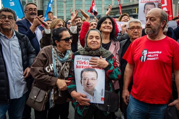 October 26, 2025, Istanbul, Istanbul, Turkey: Supporters of Istanbul Metropolitan Municipality Mayor and presidential candidate Ekrem Imamoglu, who is currently detained, gather in front of Caglayan Courthouse in Istanbul after a new espionage investigation was launched against him. Police blocked access roads to the courthouse and took extensive security measures as large crowds demonstrated in solidarity with Imamoglu. Istanbul Turkey - ZUMAt171 20251026_zip_t171_011 Copyright: xAbdullahxTepelix