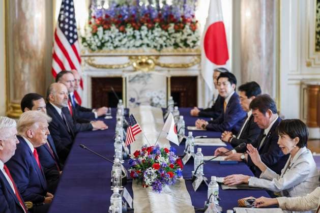 October 28, 2025, Tokyo, Japan: Japan s Prime Minister Sanae Takaichi (R) speaks during the Japan-US summit meeting with US President Donald Trump (L) at Akasaka Palace State Guest House in Tokyo, Japan, 28 October 2025. The US President is on a three-day visit aimed at reaffirming the Japan-US alliance. Tokyo Japan - ZUMAz114 20251028_zih_z114_024 Copyright: xPOOLx
