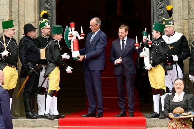 Friedrich Merz und Michael Kretschmer beim Antrittsbesuch des Bundeskanzlers im Freistaat Sachsen in der Sächsischen Staatskanzlei. Dresden, 28.10.2025