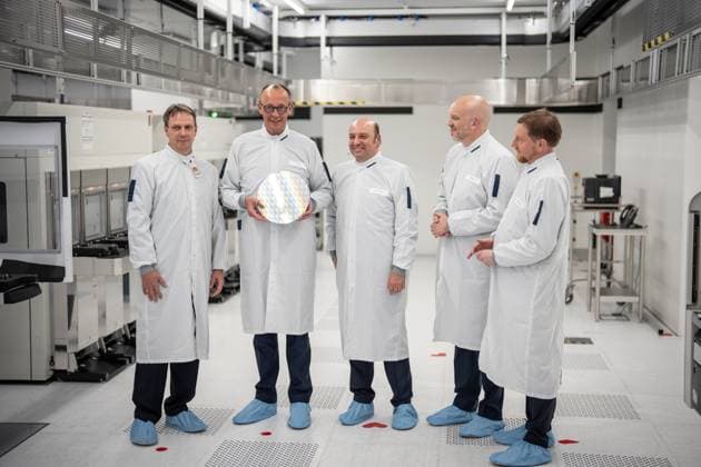 Der Bundeskanzler bekommt einen Wafer aus der Produktion überreicht - Jens Kober, Bereichsleiter GlobalFoundries, Friedrich Merz Bundeskanzler, Manfred Horstmann, Geschäftsführer, Tim Breen, Chief Executive Officer CEO GlobalFoundries, Michael Kretschmer, Ministerpräsident Sachsen (von links);Reinraum Globalfoundries Dresden Antrittsbesuch des Bundeskanzlers im Bundesland Sachsen, Dresden Sachsen Deutschland Globalfoundries