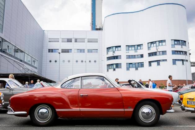 Glanz vergangener Zeiten: 70 Ghias kommen zum 70. Ghia-Geburtstag nach Osnabrück Karmann Ghia vor dem dem aktuellen VW Gelände 13.07.2025, Osnabrück Osnabrück Niedersachsen Germany Copyright: xSwaantjexHehmannx