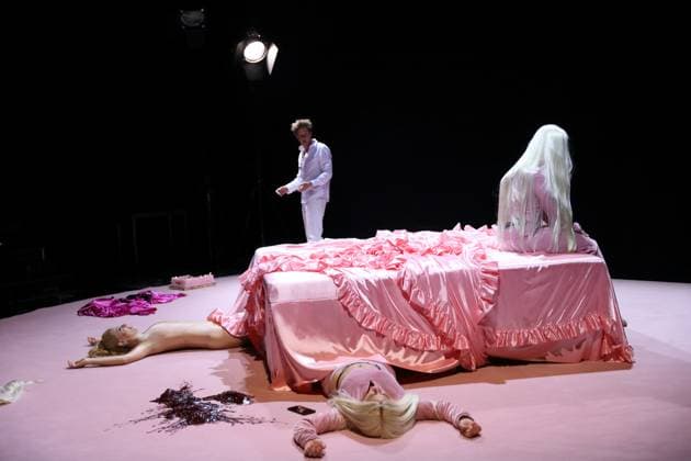 Ruth Rosenfeld, Holger Bülow und Alina Stiegler, v.l., während der Fotoprobe für Call me Paris in der Schaubühne am Lehniner Platz in Berlin, 28. Oktober 2025. Stück und Regie Yana Eva Thönnes. Bühne Katharina Pia Schütz. Kostüme Elke von Sievers. Premiere ist am 29. Oktober 2025. Schaubühne Berlin Call me Paris