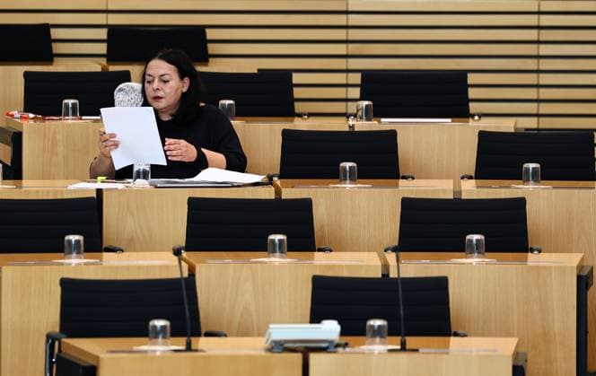 Sonderplenum Thueringer Landtag 29.10.2025, Erfurt, Thueringer Landtag, Plenarsaal, Sonderplenum, 26. Plenarsitzung Sonderplenum, Verhandlungsgegenstand sind Antraege der AfD - Rechtsstaat verteidigen, Linksextremismus in Thueringen bekaempfen, Linksterrorismus verhindern, Militante Antifa in Thueringen aufloesen im Bild: Katharina Koenig-Preuss (Die LINKE)