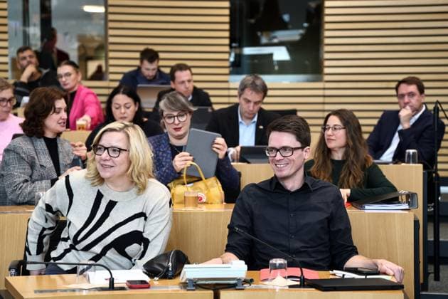 Sonderplenum Thueringer Landtag 29.10.2025, Erfurt, Thueringer Landtag, Plenarsaal, Sonderplenum, 26. Plenarsitzung Sonderplenum, Verhandlungsgegenstand sind Antraege der AfD - Rechtsstaat verteidigen, Linksextremismus in Thueringen bekaempfen, Linksterrorismus verhindern, Militante Antifa in Thueringen aufloesen im Bild: Fraktion Die LINKE mit vorn Katja Mitteldorf und Christian Schaft (Die LINKE)