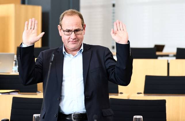 Sonderplenum Thueringer Landtag 29.10.2025, Erfurt, Thueringer Landtag, Plenarsaal, Sonderplenum, 26. Plenarsitzung Sonderplenum, Verhandlungsgegenstand sind Antraege der AfD - Rechtsstaat verteidigen, Linksextremismus in Thueringen bekaempfen, Linksterrorismus verhindern, Militante Antifa in Thueringen aufloesen im Bild: Minister fuer Umwelt, Energie, Naturschutz und Forsten Tilo Kummer (BSW)