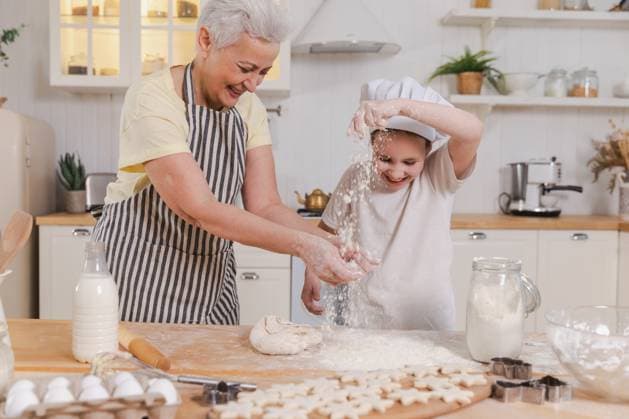 Glückliche Familie in der Küche. Großmutter und Enkelin Kind kochen in der Küche zusammen. Oma Lehre Kind Mädchen kneten Teig backen Kekse. Haushalt Teamarbeit helfen Familie Generationen Konzept. Happy family in kitchen. Grandmother and granddaughter child cook in kitchen together. Grandma teaching kid girl knead dough bake cookies. Household teamwork helping family generations concept (License=RF) ,model released, Symbolfoto Copyright: xZoonar.com IuliiaxZavalishinax 24156653 ,model released, Symbolfoto ,property released