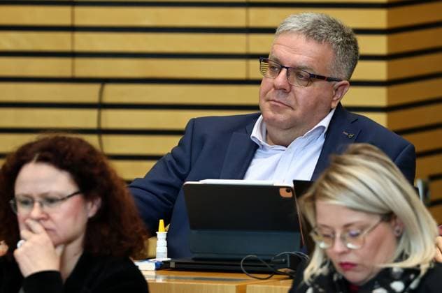 Sonderplenum Thueringer Landtag 29.10.2025, Erfurt, Thueringer Landtag, Plenarsaal, Sonderplenum, 26. Plenarsitzung Sonderplenum, Verhandlungsgegenstand sind Antraege der AfD - Rechtsstaat verteidigen, Linksextremismus in Thueringen bekaempfen, Linksterrorismus verhindern, Militante Antifa in Thueringen aufloesen im Bild: Dirk Hoffmeister (BSW)