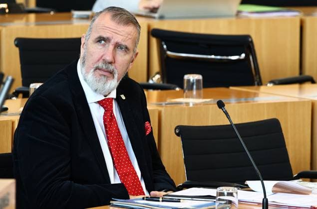 Sonderplenum Thueringer Landtag 29.10.2025, Erfurt, Thueringer Landtag, Plenarsaal, Sonderplenum, 26. Plenarsitzung Sonderplenum, Verhandlungsgegenstand sind Antraege der AfD - Rechtsstaat verteidigen, Linksextremismus in Thueringen bekaempfen, Linksterrorismus verhindern, Militante Antifa in Thueringen aufloesen im Bild: Minister fuer Digitales und Infrastruktur Steffen Schuetz (BSW)
