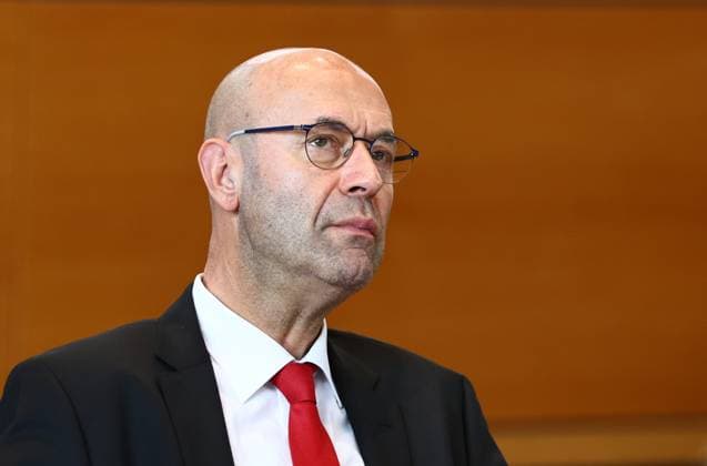 Sonderplenum Thueringer Landtag 29.10.2025, Erfurt, Thueringer Landtag, Plenarsaal, Sonderplenum, 26. Plenarsitzung Sonderplenum, Verhandlungsgegenstand sind Antraege der AfD - Rechtsstaat verteidigen, Linksextremismus in Thueringen bekaempfen, Linksterrorismus verhindern, Militante Antifa in Thueringen aufloesen im Bild: Landtagsdirektor Joerg Hopfe