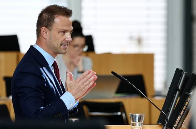 Sonderplenum Thueringer Landtag 29.10.2025, Erfurt, Thueringer Landtag, Plenarsaal, Sonderplenum, 26. Plenarsitzung Sonderplenum, Verhandlungsgegenstand sind Antraege der AfD - Rechtsstaat verteidigen, Linksextremismus in Thueringen bekaempfen, Linksterrorismus verhindern, Militante Antifa in Thueringen aufloesen im Bild: Chef der Staatskanzlei und Minister für Bundes- und Europaangelegenheiten, Sport und Ehrenamt Stefan Gruhner (CDU)